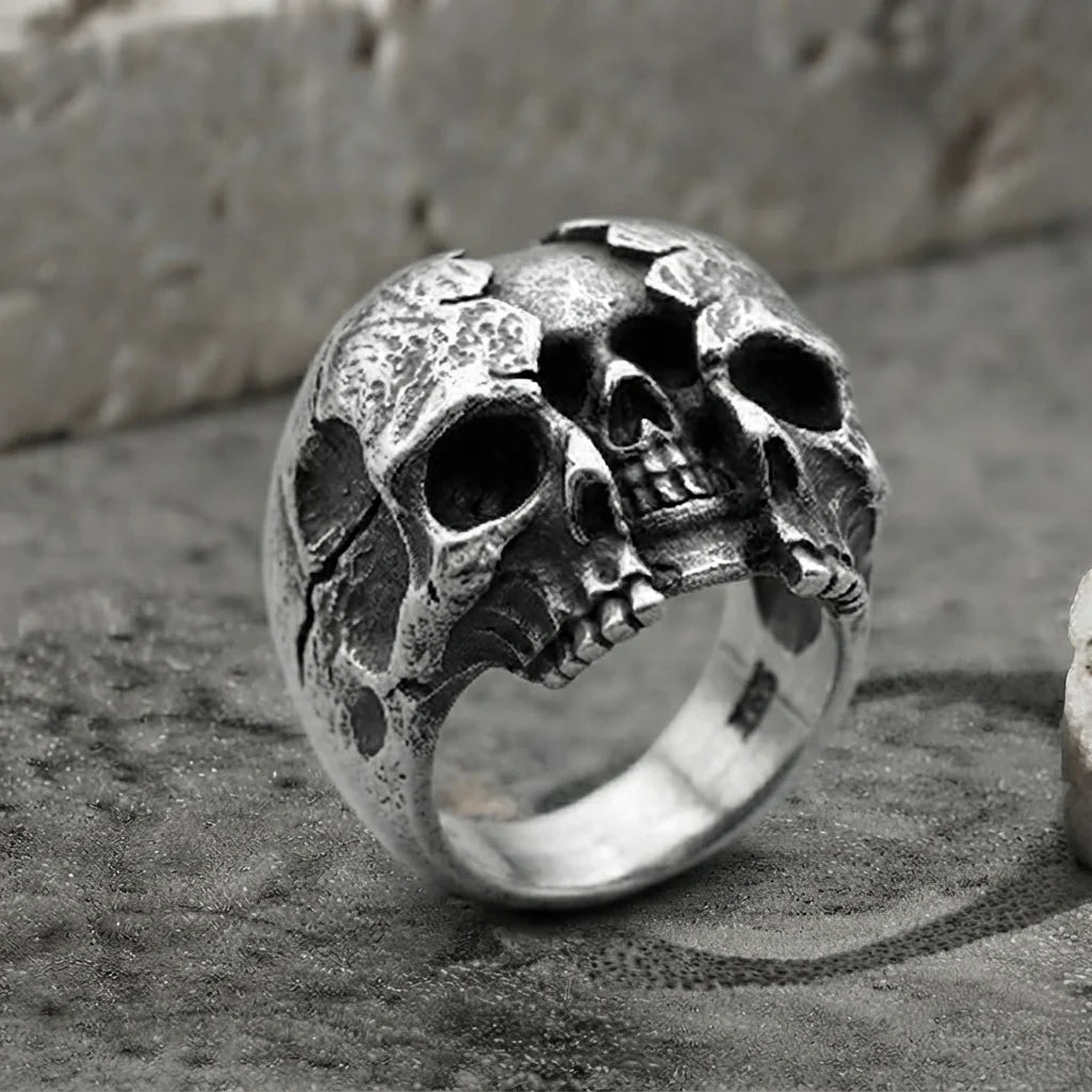 Gewölbter Totenkopf-Ring mit Rissen — Gothic Sterling