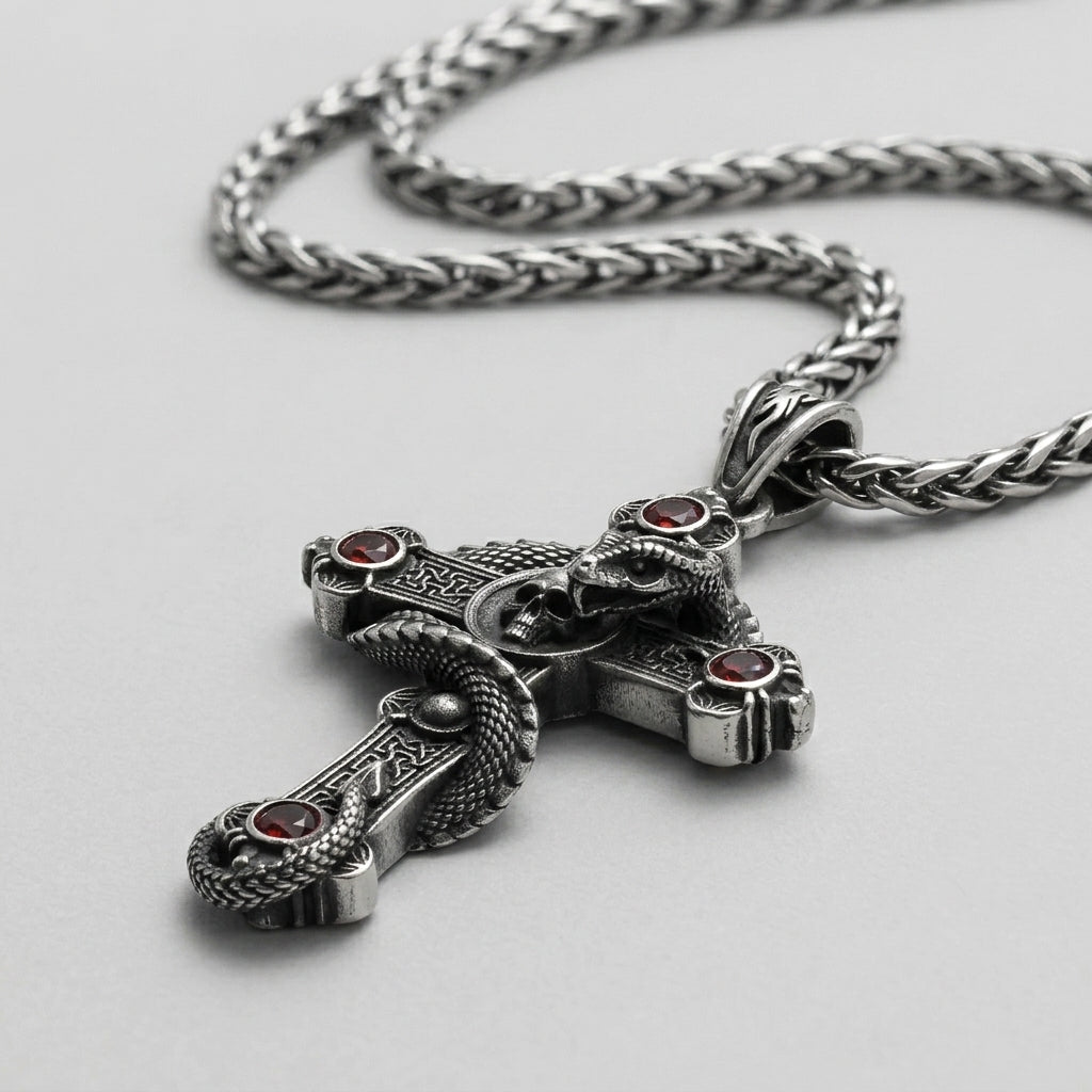Schlangen- und Totenkopf-Kreuz-Halskette mit roten Edelsteinen