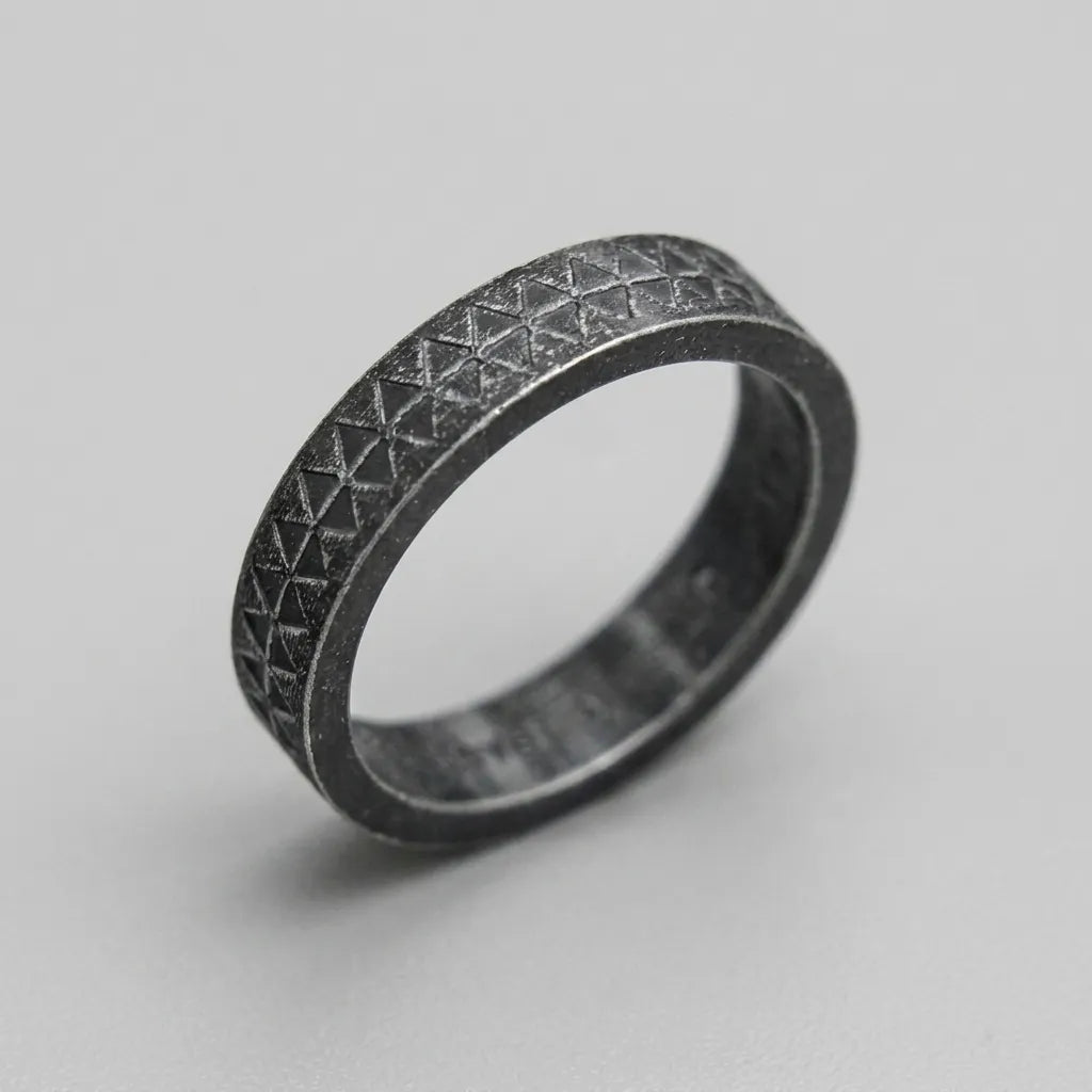Geschwärzter geometrischer Gitter-Bandring