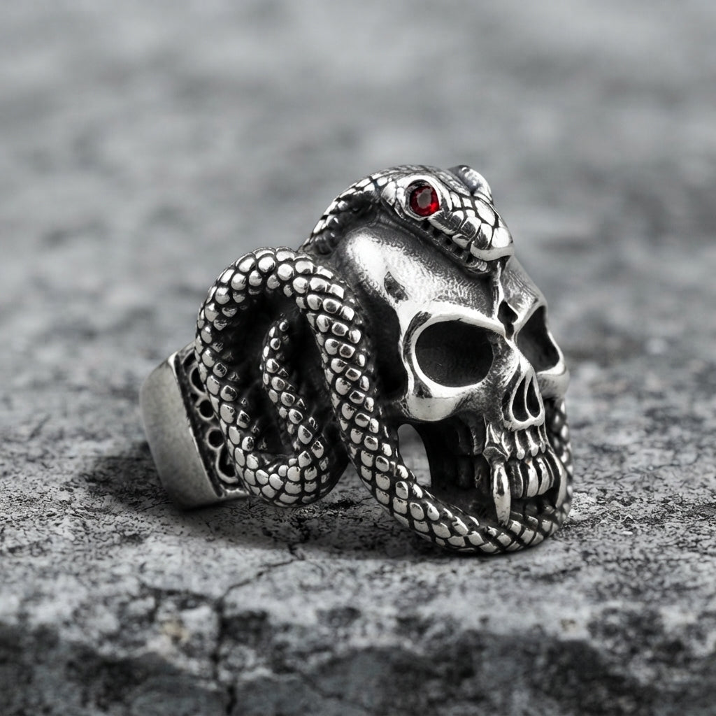 Schlangen- und Totenkopfring mit roten Kristallaugen