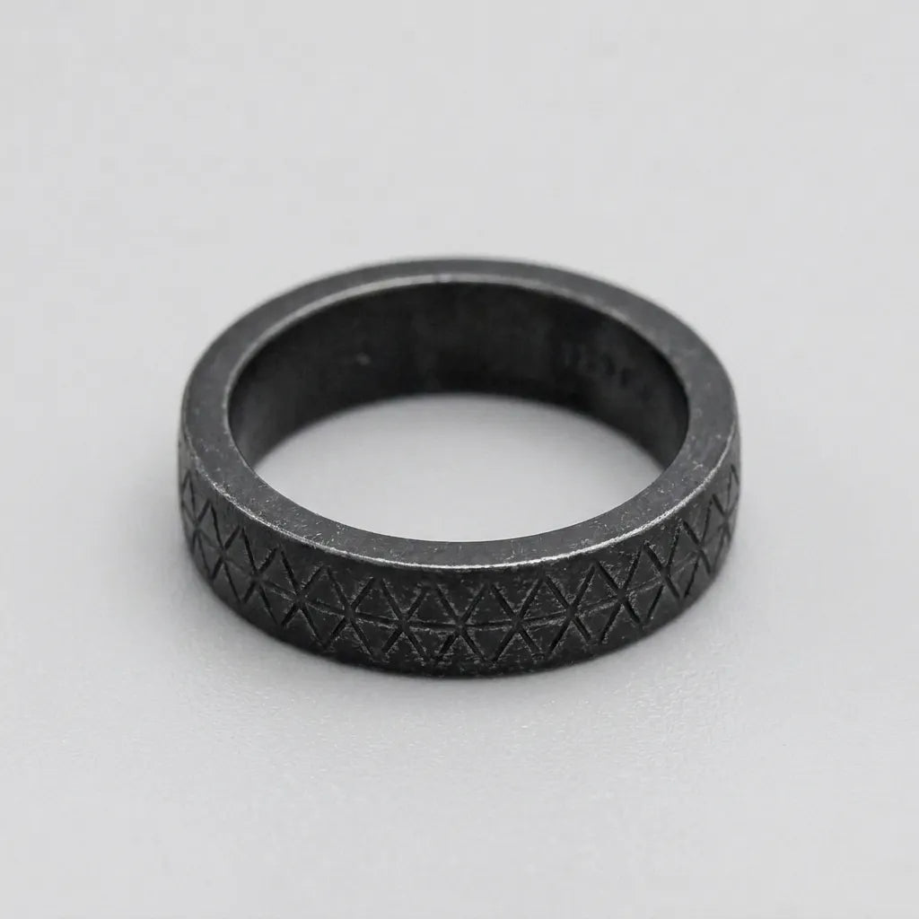 Geschwärzter geometrischer Gitter-Bandring