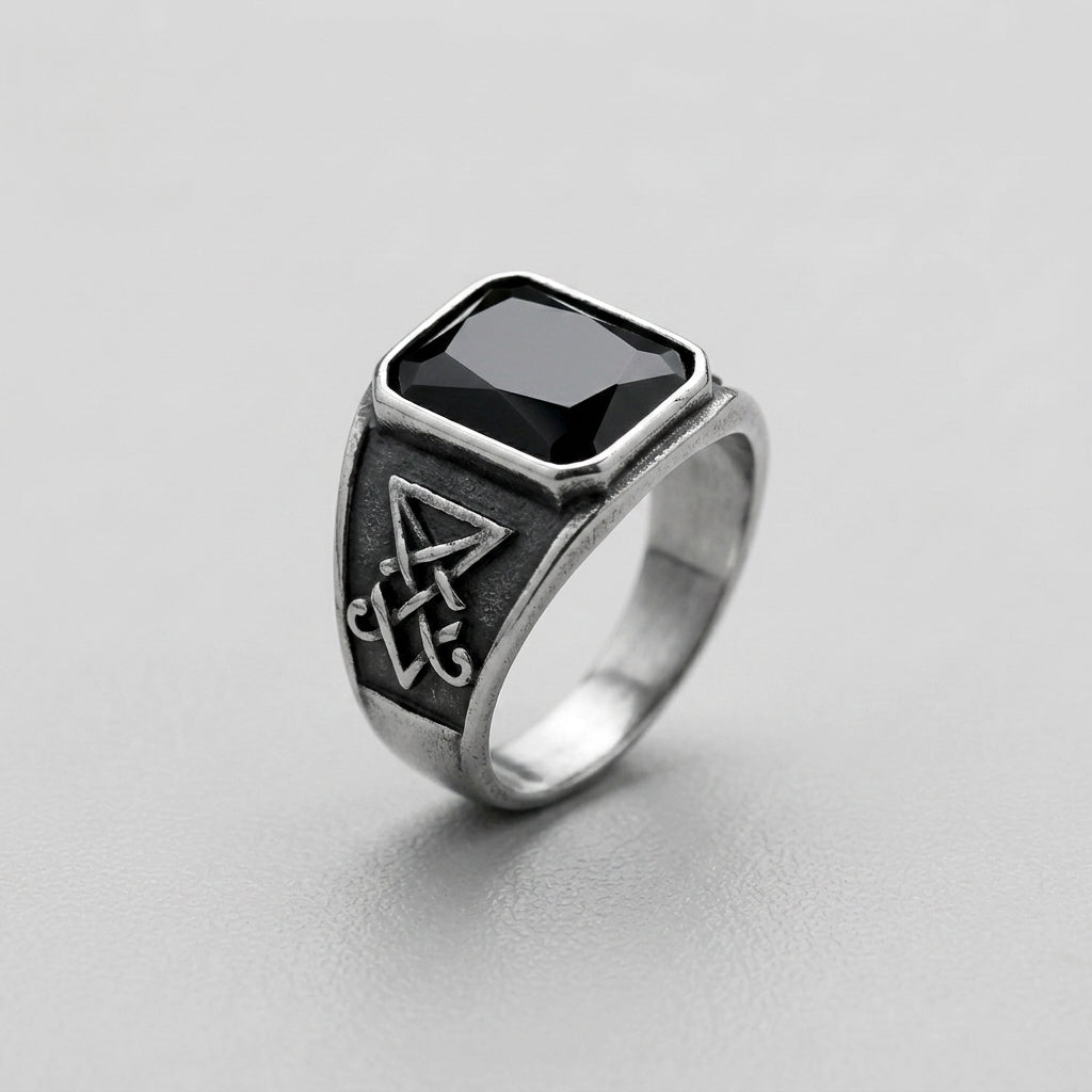 Siegelring mit schwarzem Edelstein und graviertem Symbol