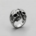 Gewölbter Totenkopf-Ring mit Rissen — Gothic Sterling