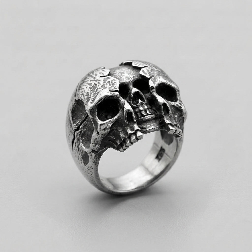 Gewölbter Totenkopf-Ring mit Rissen — Gothic Sterling